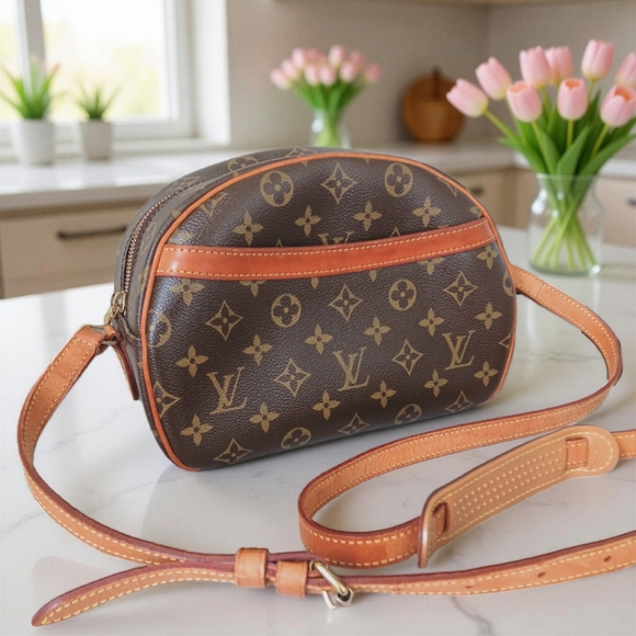 ✨️ Louis Vuitton EUC Blois Crossbody Bag Monogram Vintage 2003  ✨ - Picture 3 of 17